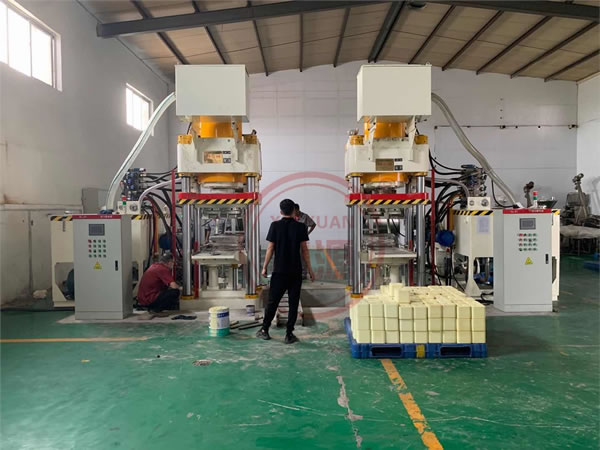 【雙塊鹽磚機(jī)】客戶現(xiàn)場(chǎng)